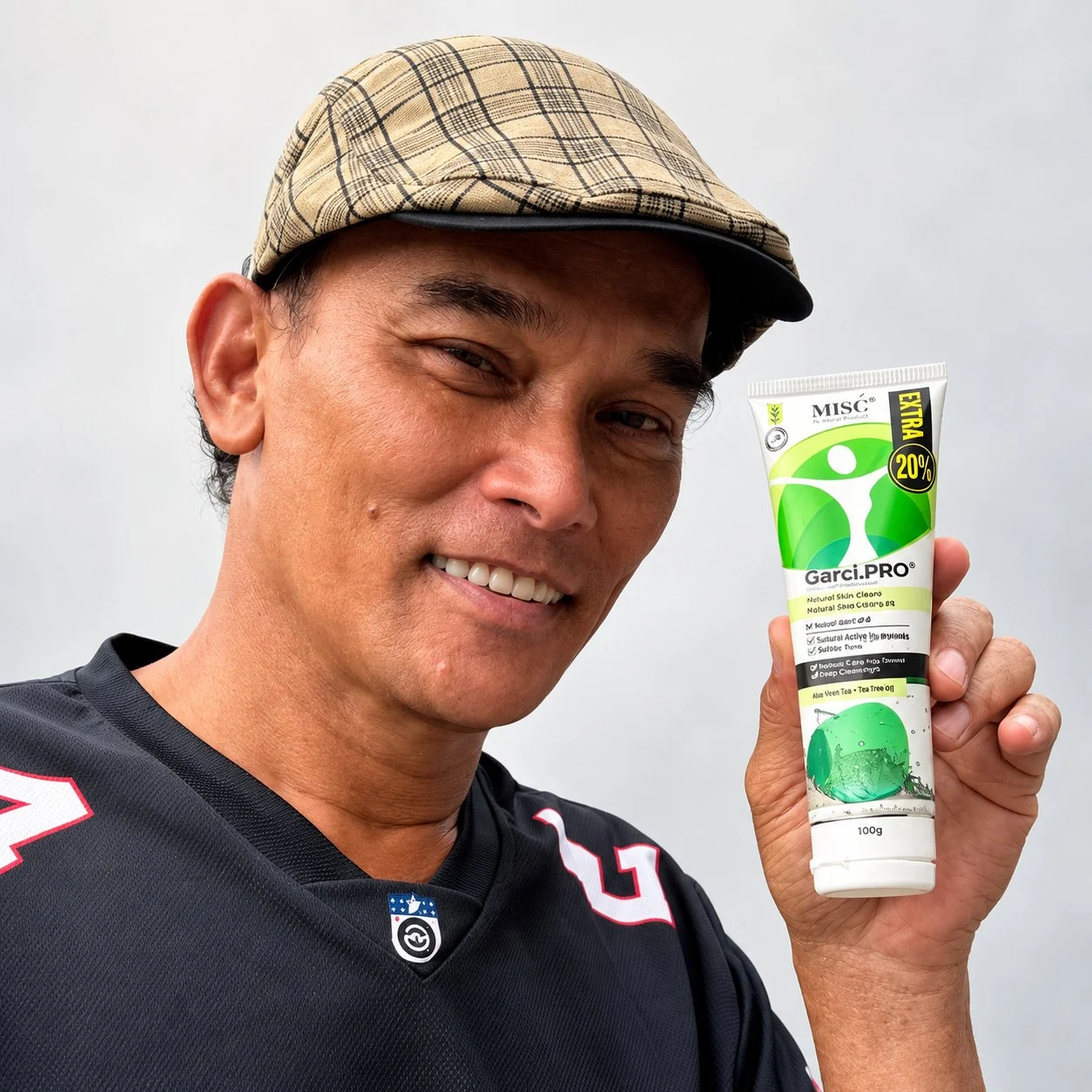 Lelaki tersenyum menunjukkan Garci Pro Massage Gel
